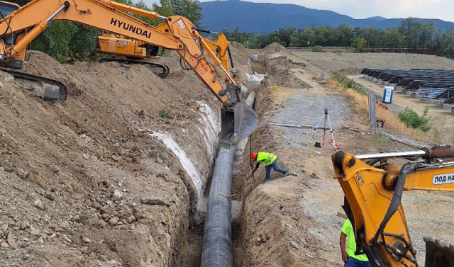 Вертикална планировка и отводняване на площадката на ФЕЦ Аурубис 3. Дублиращ тръбопровод от буферен резервоар до ПСОВ.